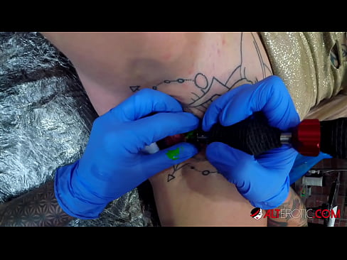 ❤️ Estremamente tatuato hottie Sully Savage ottenuto un tatuaggio sul suo clitoride ❤ Porno bello al it.valeshop.top ❌️